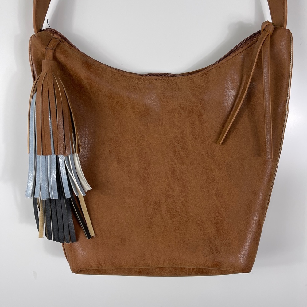 NWOT Twig & Arrow bucket crossbody bag with hassle‎
